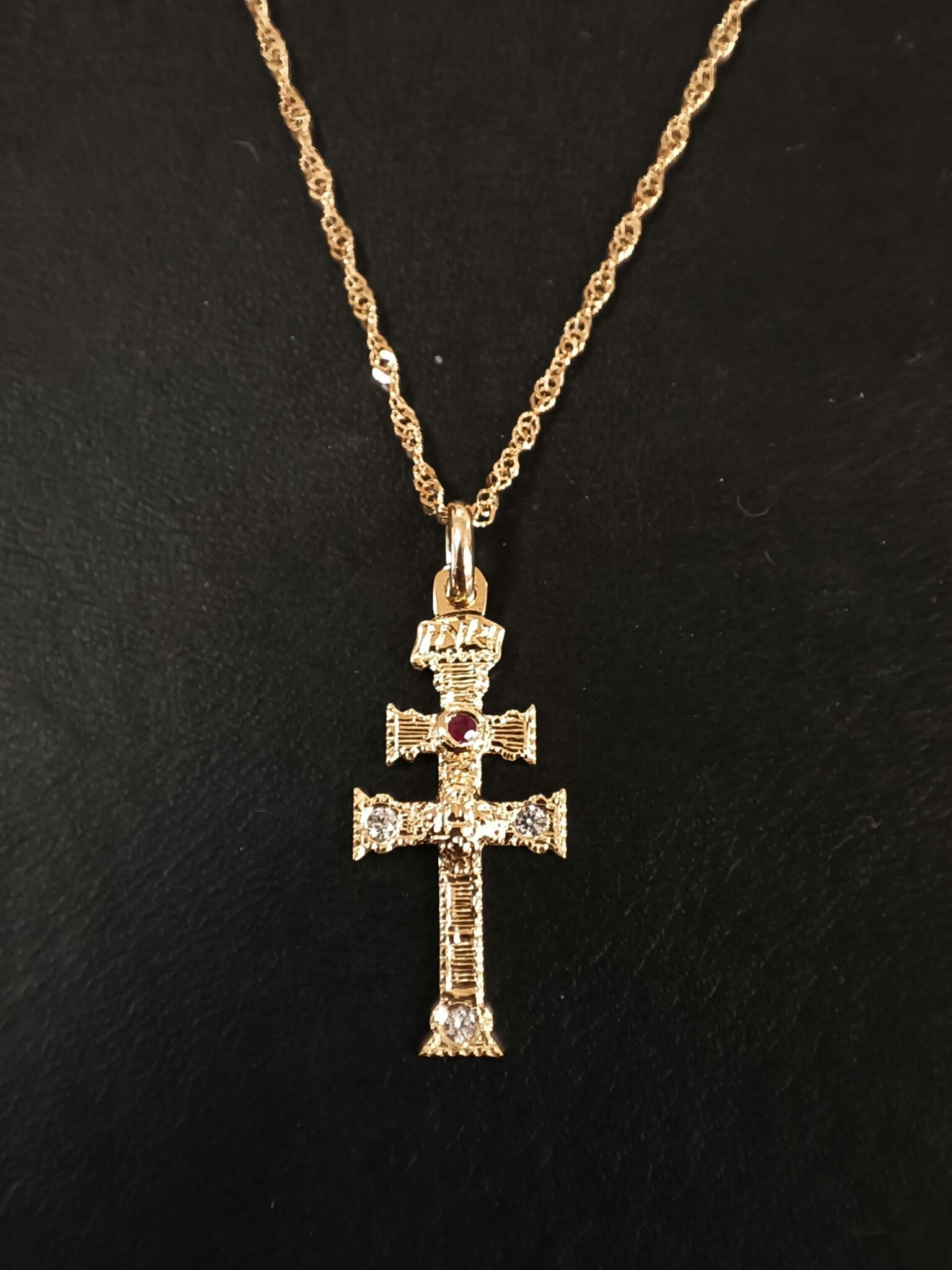 cruz de caravaca oro con circonitas