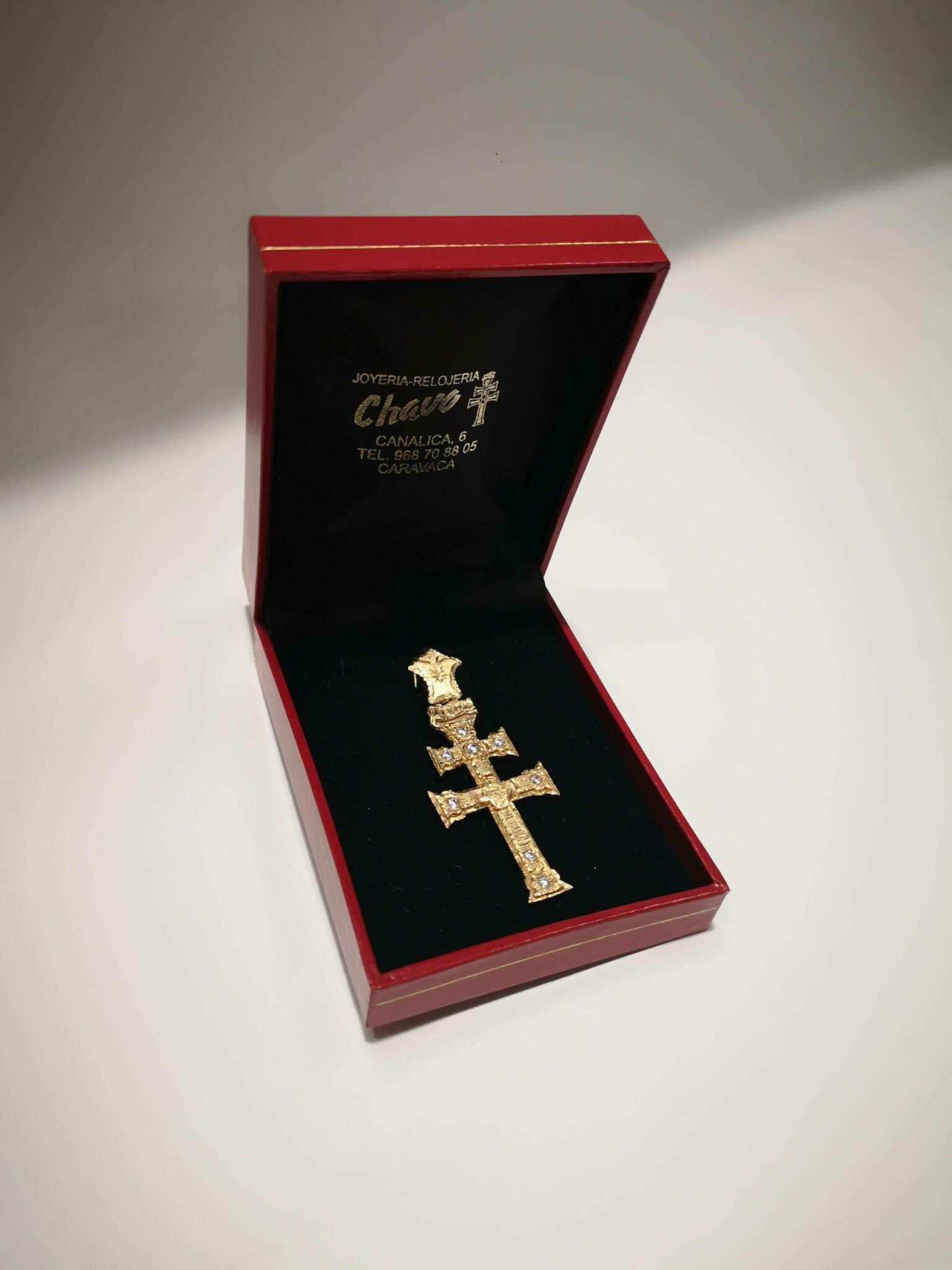 Colgante Exclusivo de la Cruz de Caravaca en Oro 18k - Imagen 2
