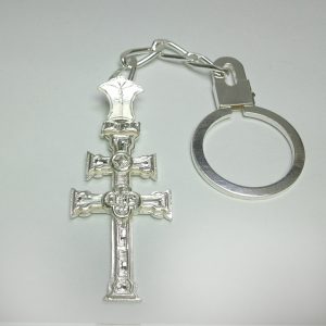 llavero de plata de ley con la cruz de Caravaca