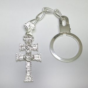 llavero de plata de ley con la cruz de Caravaca