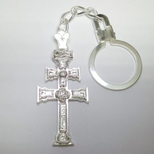 llavero de plata de ley con la cruz de Caravaca