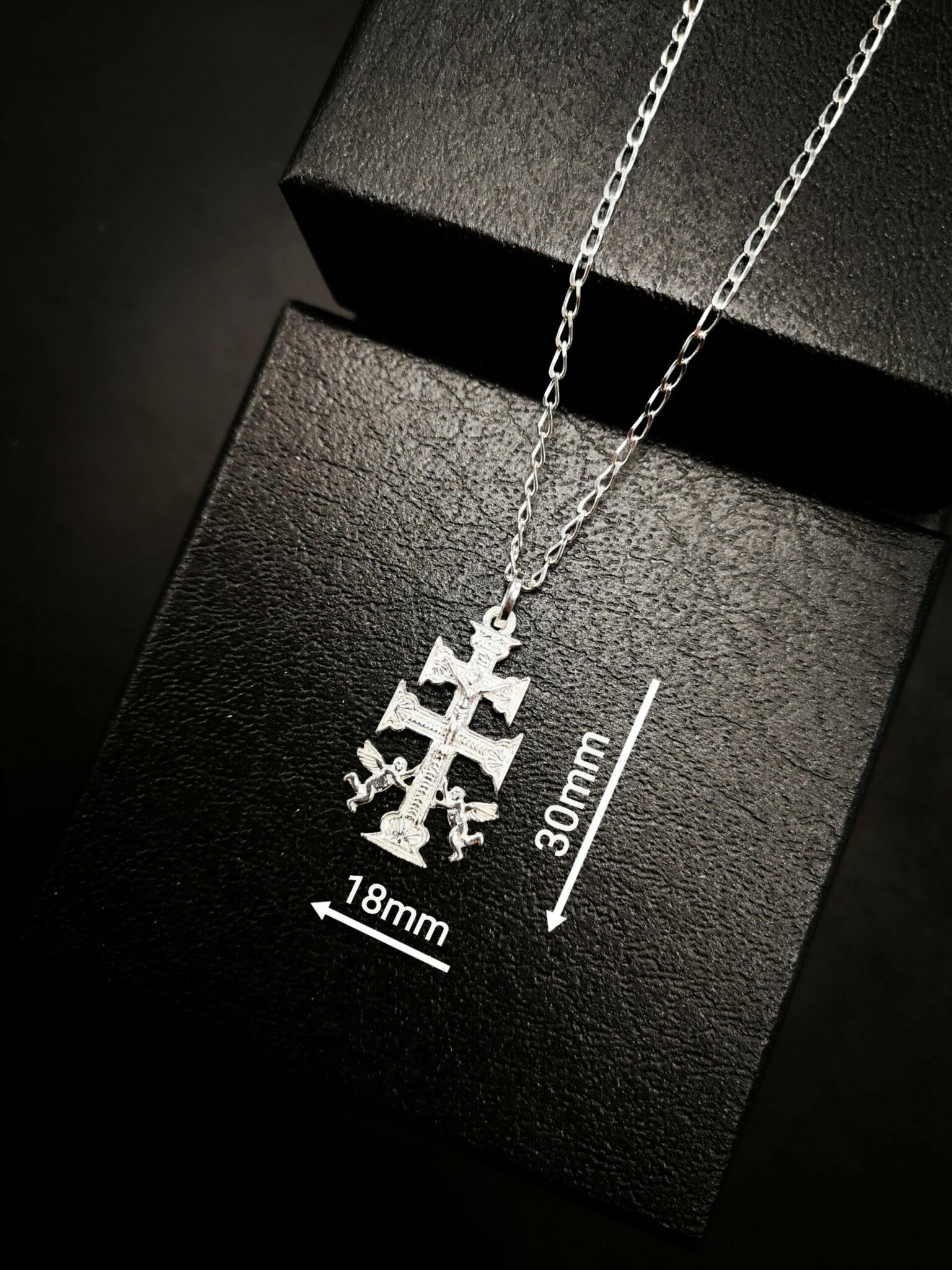Cruz de Caravaca en plata de ley con cadena