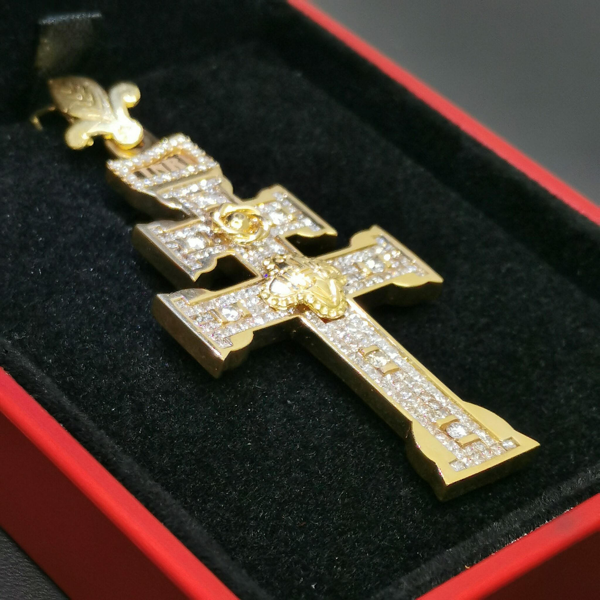 cruz de Caravaca con brillantes
