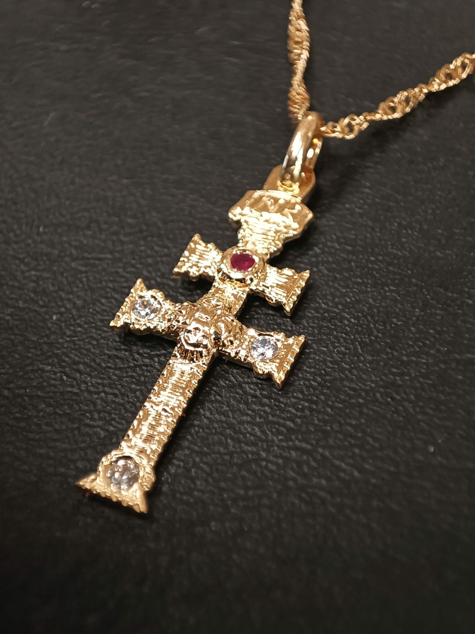 cruz de caravaca oro con circonitas y cadena
