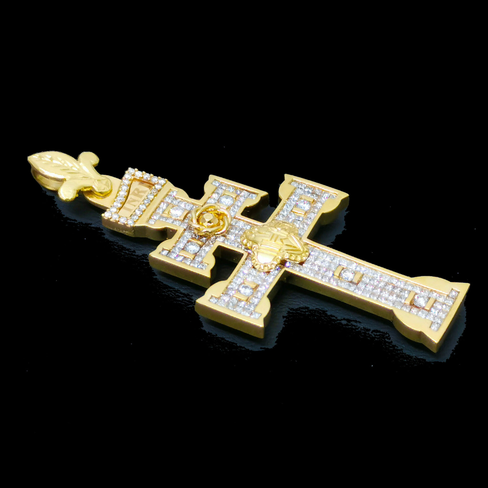 cruz de caravaca repleta de brillantes perfil